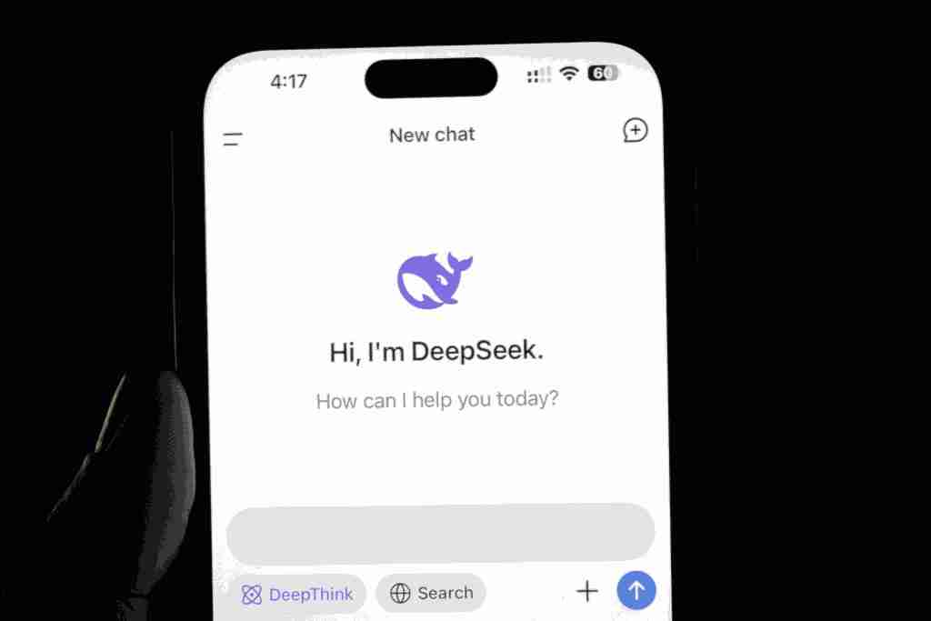 Logo di OpenAI, Google e Anthropic a simboleggiare la lotta contro il model copying.